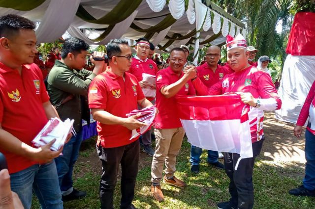 KETUA DPRD ASAHAN BERSAMA FORKOPIMDA KIBARKAN BENDERA MERAH PUTIH DI AIR TERJUN SIMONANG-MONANG